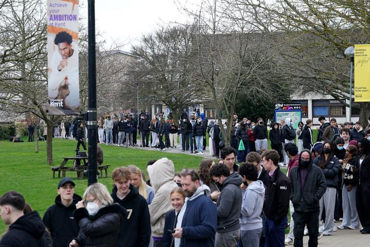 Estudiantes haciendo cola en la Universidad de Kent para recibir antibióticos el 16 de marzo de 2026.