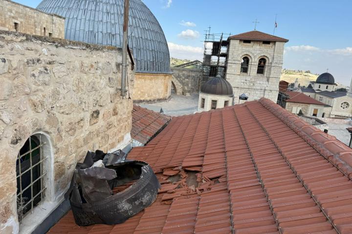 Fragmento de un misil en la azotea de un edificio residencial, cerca de la Iglesia del Santo Sepulcro de Jerusalén, el 16 de marzo de 2026.