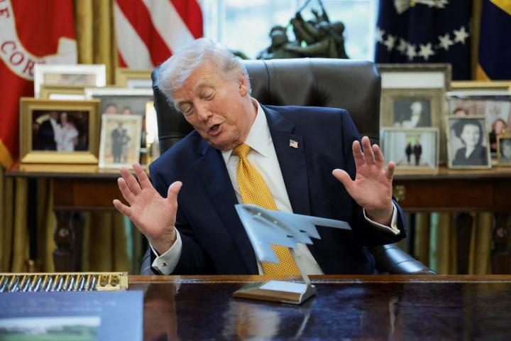 Imagen de archivo del presidente de EEUU Donald Trump, en la que no está jugando con un avión de juguete sino contemplando una maqueta del bombardero B‑2 Spirit en el Despacho Oval.