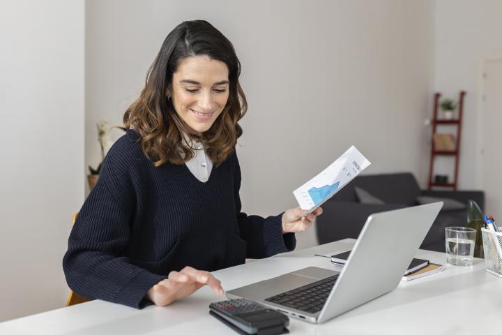 Una mujer revisa sus facturas