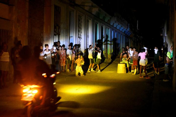 Un grupo de vecinos se congrega en una calle de La Habana, durante el último apagón provocado por el colapso de la red eléctrica nacional de Cuba, el 16 de marzo de 2026.