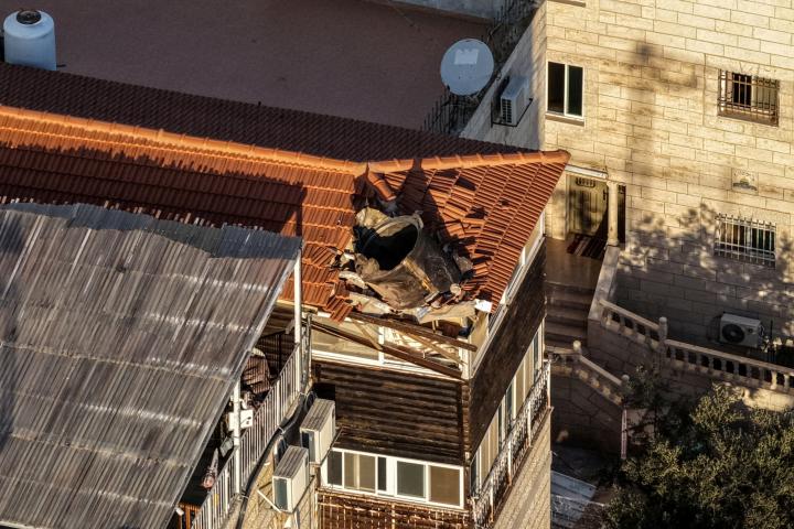 Una imagen tomada con un dron muestra parte de un misil iraní que impactó en el techo de un edificio en Jerusalén Este, el 16 de marzo de 2026.