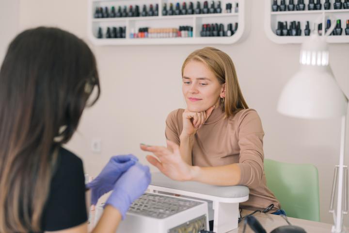 Una mujer haciéndose las uñas en un salón