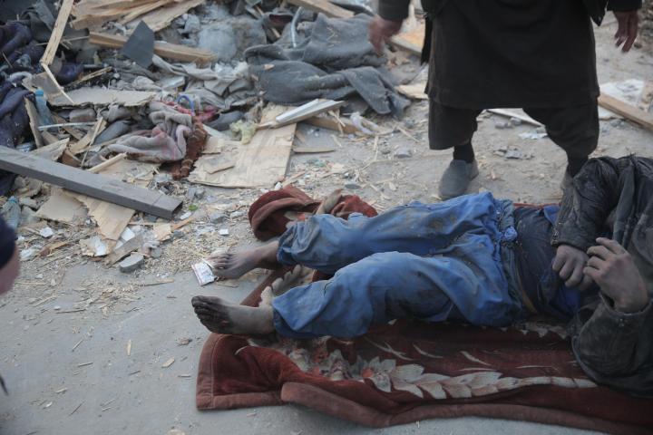 Víctimas de presuntos ataques aéreos paquistaníes en un hospital de Kabul (Afganistán) son evacuadas del lugar de los hechos, el 17 de marzo de 2026.