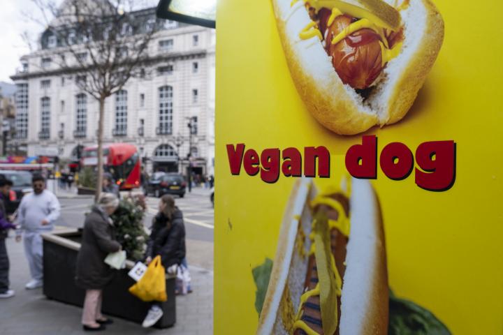 Cartel publicitario de salchicha vegana