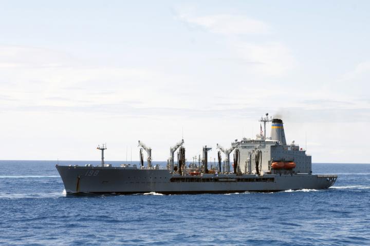 El buque cisterna de reabastecimiento estadounidense USNS Big Horn