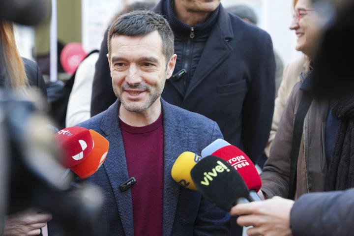 VALLADOLID, 12/03/2026.- El ministro de Derechos Sociales, Pablo Bustinduy, atiende a los medios antes de participar en un encuentro con entidades sociales. Bustinduy se encuentra en Valladolid apoyando al candidato a la Presidencia de la Junta de Castilla y León por la coalición de IU-Sumar-VerdesEquo, Juan Gascón. EFE/R. GARCIA.