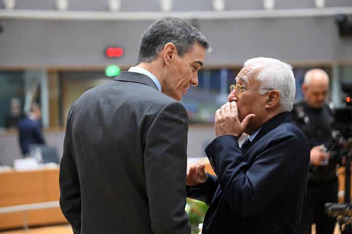 El presidente del Consejo Europeo, António Costa, y el presidente del Gobierno español, Pedro Sánchez, conversan en la Cumbre de Líderes de la UE en Bruselas (Bélgica), el 18 de diciembre de 2025.