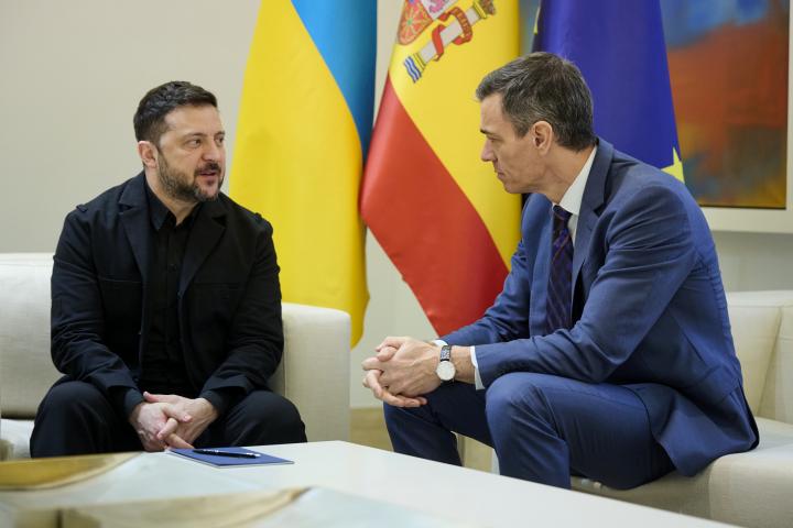El presidente del Gobierno, Pedro Sánchez, junto a su homólogo ucraniano, Voldimir Zelenski