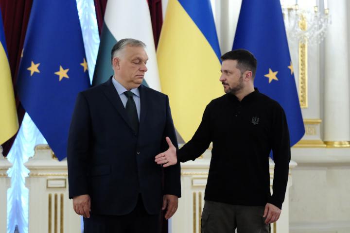 El primer ministro de Hungría, Viktor Orbán, y el presidente de Ucrania, Volodímir Zelenski, a punto de darse la mano antes de una rueda de prensa en Kiev, el 2 de julio de 2024.