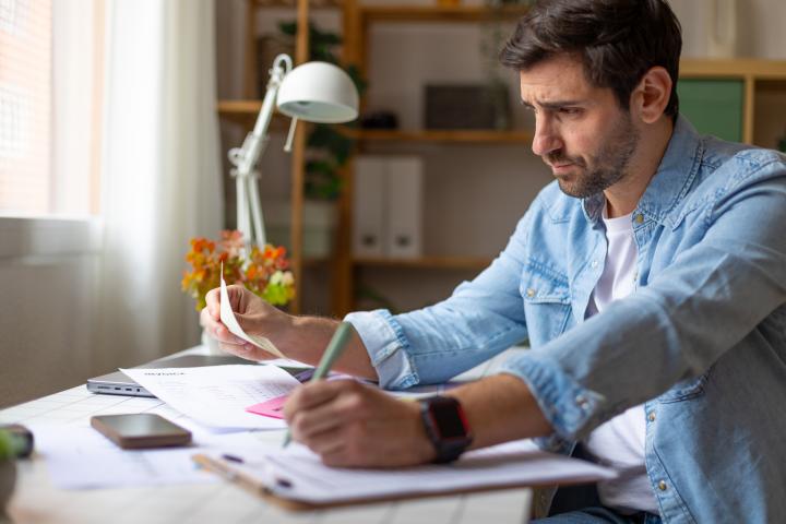 Un hombre calcula cuánto va a pagar