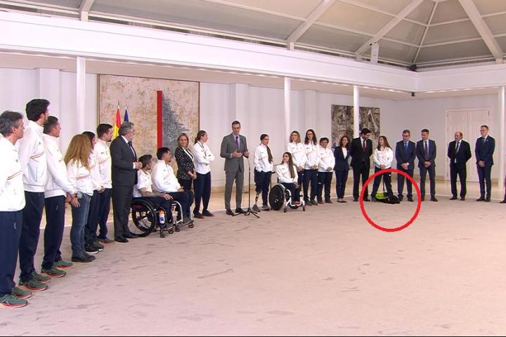 Imagen del perro de la delegación española de los Juegos Paralímpicos en su visita a La Moncloa.