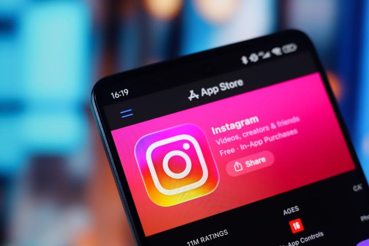 El logo de Instagram aparece en un teléfono móvil.