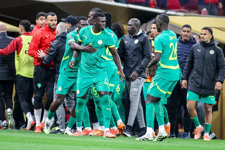 Jugadores de Senegal, indignados tras el penalti pitado a favor de Marruecos en la final de la Copa África