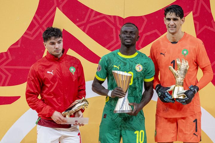 La cara de absoluto pesar de Brahim Díaz, tras recoger el premio a mejor jugador de la Copa África