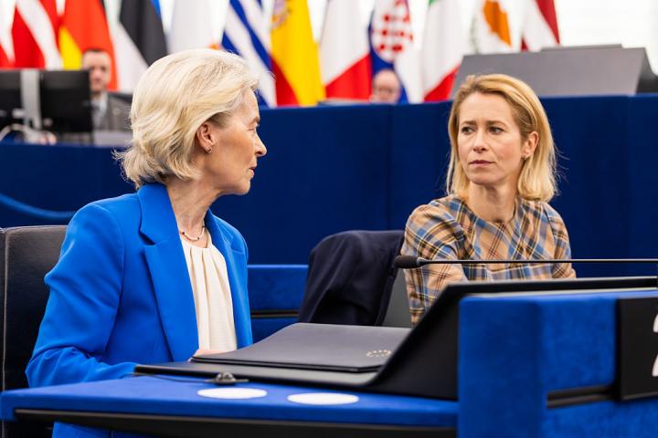 La presidenta de la CE, Ursula von der Leyen, y la jefa de la diplomacia europea, Kaja Kallas, el 21 de enero de 2026, en Estrasburgo (Francia), durante un pleno de la Eurocámara.