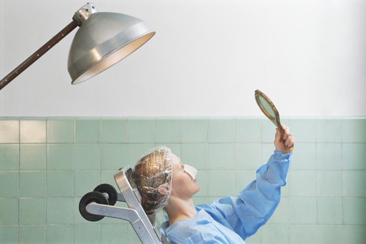 Mujer inspeccionando una cirugía plástica con un espejo