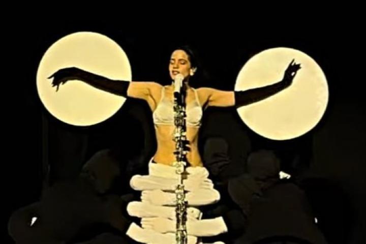 Rosalía durante la actuación de 'La Perla' en el 'Lux Tour' en Lyon.