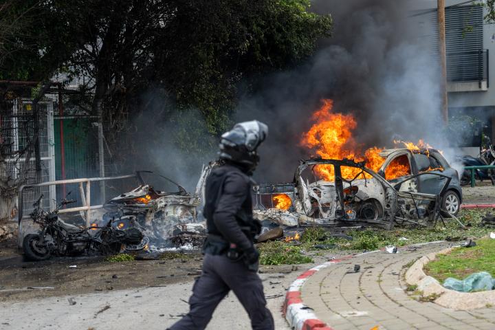 Fuego en Tel-Aviv, tras los ataques de Irán