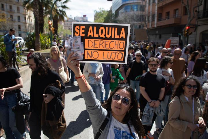Un grupo de manifestantes protestan contra la creciente escasez de vivienda en Palma (Mallorca), el 5 de abril de 2025.