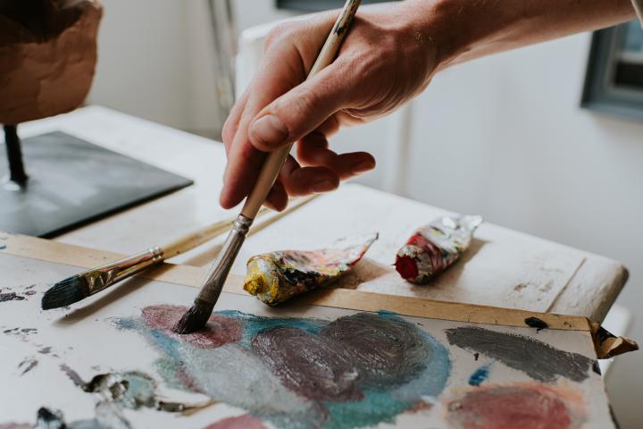 Un pintor, trabajando.