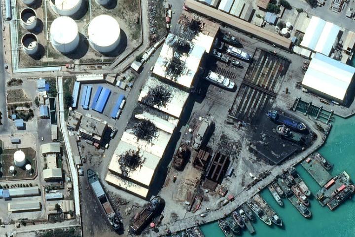 Una imagen satelital Vantor muestra daños en instalaciones navales y buques en la zona portuaria de Bushehr, tras ataques aéreos de EEUU e Israel.
