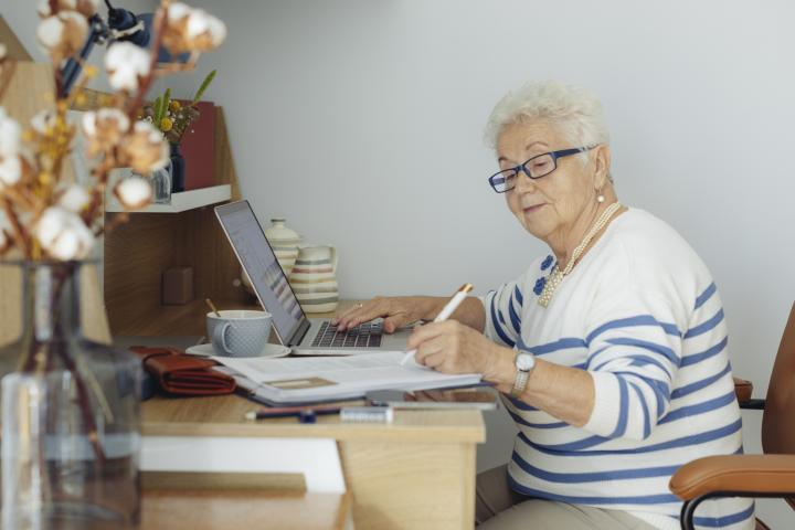 Una mujer mayor revisa sus cuentas