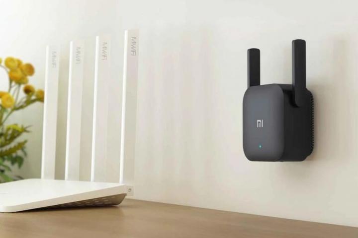 Un amplificador de red Wi-Fi conectado a la pared, de la marca Xiaomi y disponible en el bazar de Lidl.