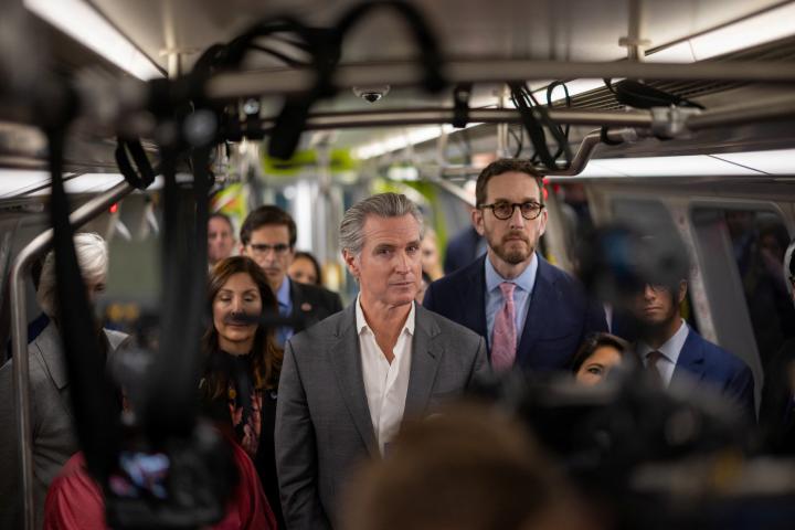 El gobernador de California, Gavin Newsom, en un acto para autorizar un préstamo de 590 millones de dólares para las agencias de transporte público del Área de la Bahía, el 19 de febrero de 2026.