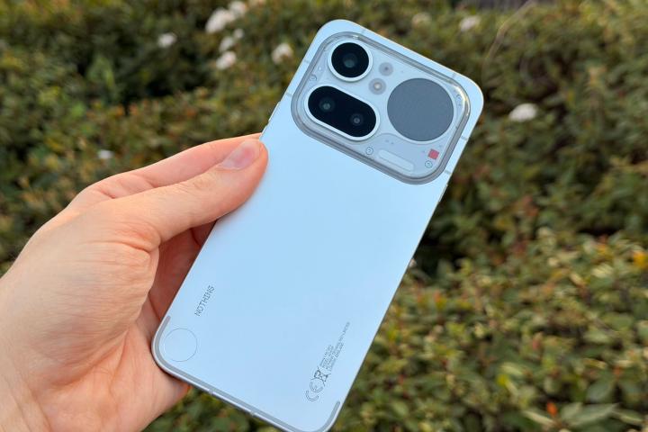 El nuevo Nothing Phone (4a) Pro, en color plateado y acabado metálico.