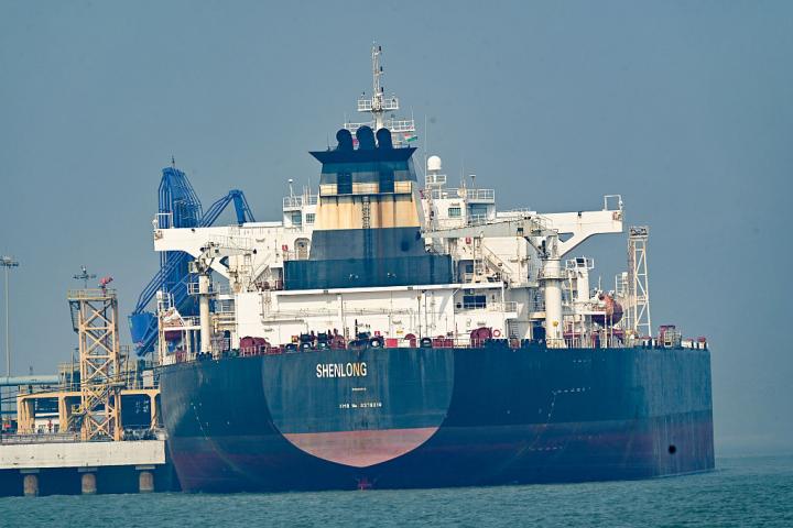 El petrolero Shenlong Suezmax, con bandera de Liberia, atracó con éxito en el puerto de Mumbai (India) tras atravesar el estrecho de Ormuz, el 11 de marzo de 2026.