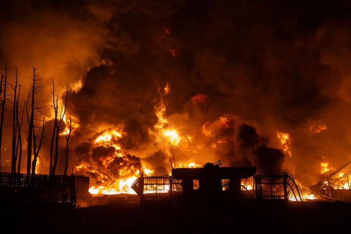 Fuego tras un ataque al depósito de petróleo de Shahran
