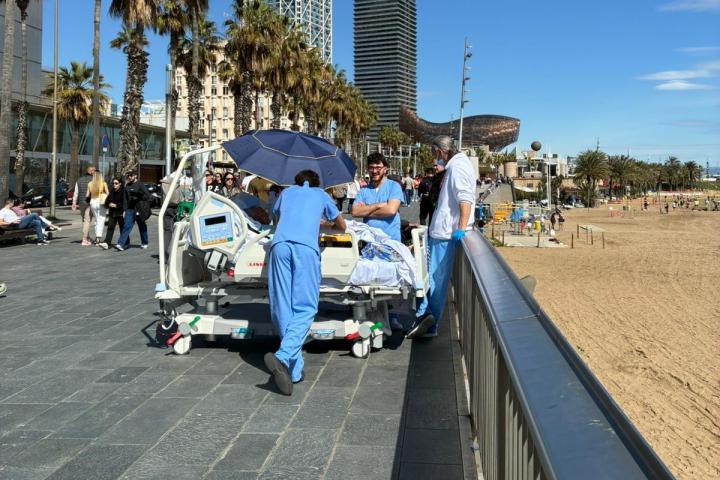 La imagen viral de Rafaela Tabasnik de un paciente en la playa de Barcelona.