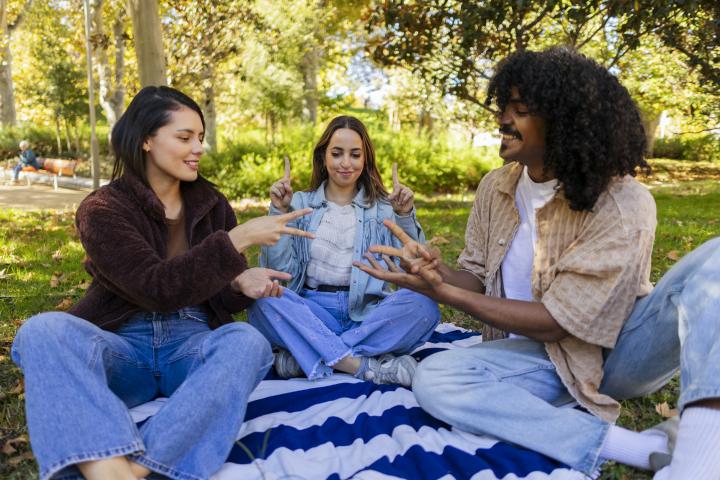 Amigos en un parque en primavera