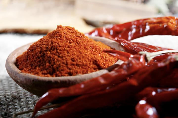 Un cuenco lleno de pimentón de un color rojo intenso