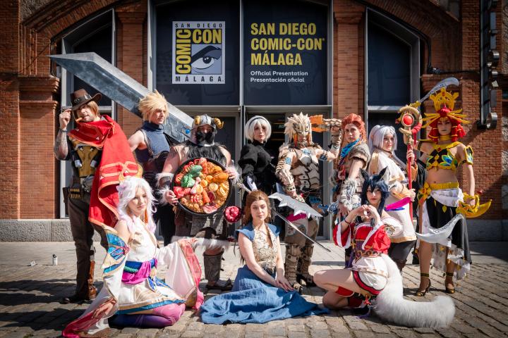 Un grupo de personajes en la presentación de la Comic Con 2026