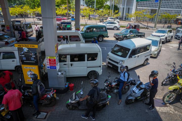 Vehículos hacen cola para comprar gasolina en una estación, ante la preocupación por el suministro en mitad de la crisis de Oriente Medio, el 16 de marzo de 2026, en Colombo, (Sri Lanka).