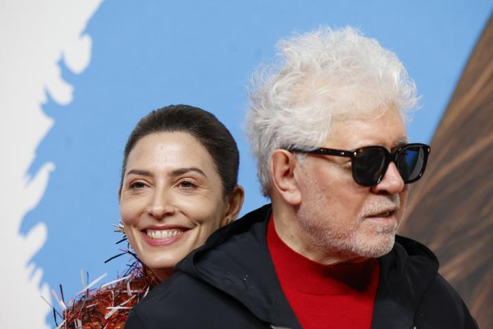 Bárbara Lennie en la premiere de 'Amarga Navidad' junto a Pedro Almodóvar.