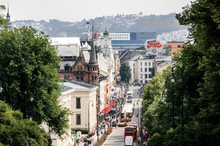 Calle comercial Karl Johans gate en el centro de la ciudad de Oslo, Noruega.