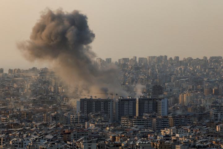 Columnas de humo ascienden tras un ataque de Israel en los suburbios del sur de Beirut (Líbano), el 12 de marzo de 2026.