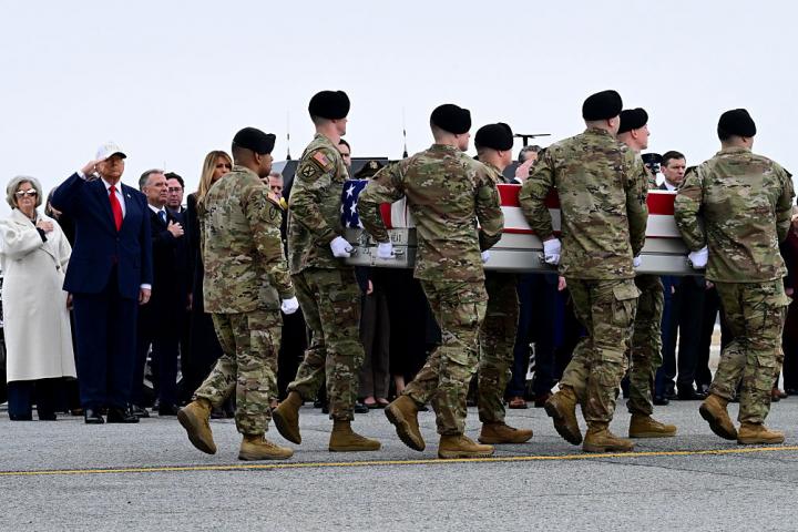 Donald Trump se cuadra al paso del féretro de uno de los soldados de EEUU muertos en Kuwait, en el marco de la guerra con Irán, el 7 de marzo de 2026, en Dover, Delaware.