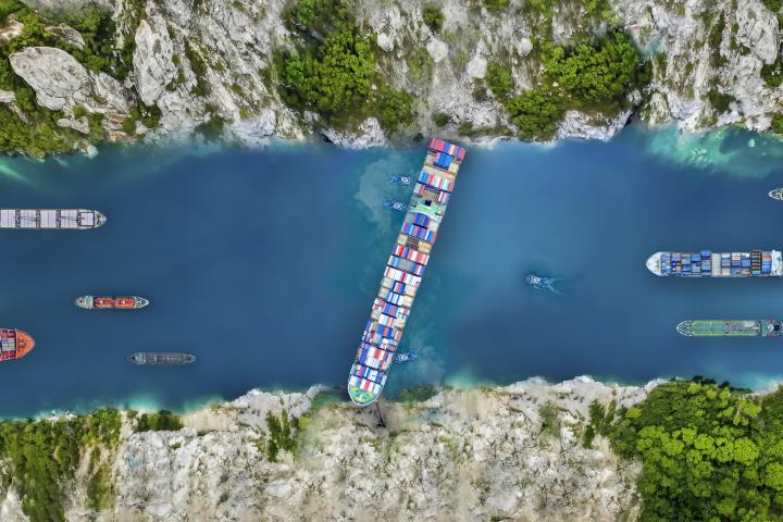 El barco que bloqueó el Canal de Suez durante seis días del que habla el historiador.