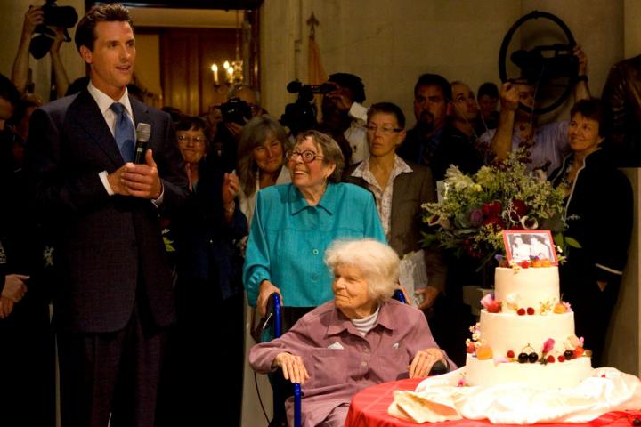 El entonces alcalde de San Francisco, Gavin Newsom, con Del Martin y Phyllis Lyon, las primeras mujeres casadas en el Ayuntamiento de San Francisco, en 2008.
