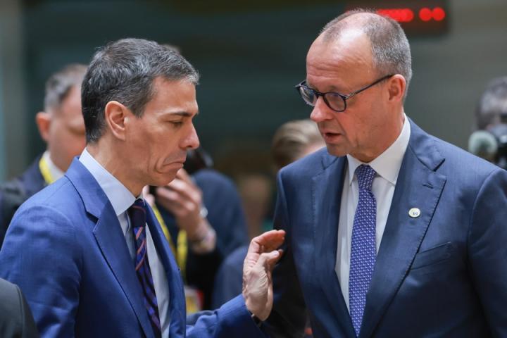Friedrich Merz y Pedro Sanchez en una reunión informal en el Consejo de Europa este jueves. (Bélgica, Ucrania, Bruselas) EFE/EPA/OLIVIER HOSLET