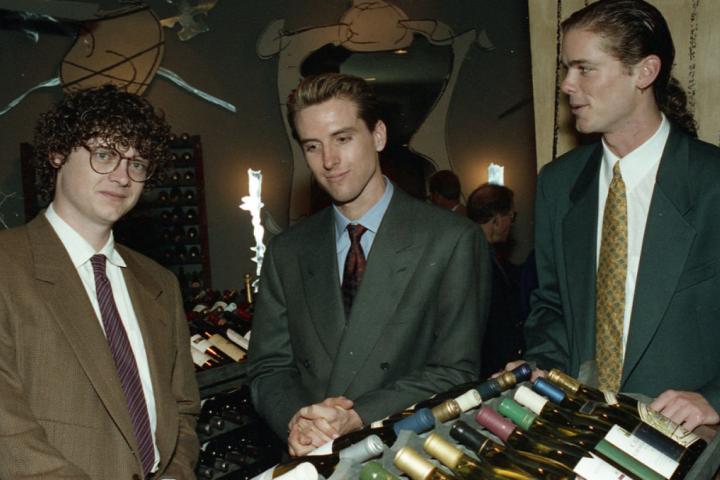 Gavin Newsom, en el centro, con Peter y Billy Getty, durante la fiesta de inauguración de la tienda de vinos PlumpJack, e 29 de octubre de 1992, en San Francisco.