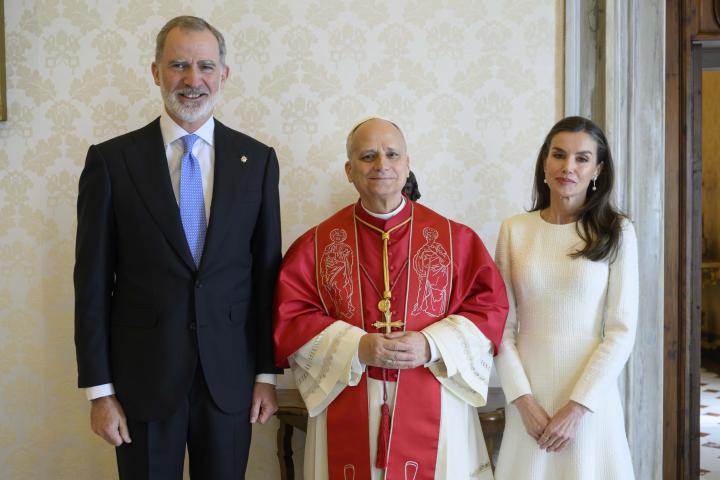 Los reyes Felipe y Letizia y el papa León XIV en una audiencia en El Vaticano
