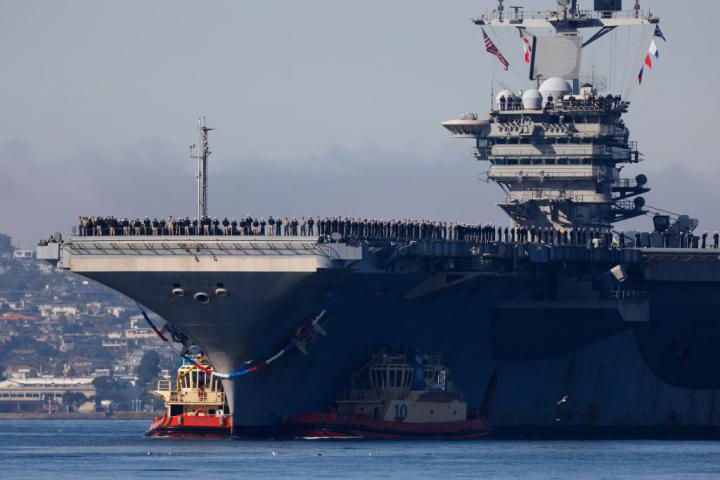 Marineros e infantes de marina en el portaaviones norteamericano USS Abraham Lincoln, en la bahía de San Diego, el 20 de diciembre de 2024. Es uno de los desplazados ahora a Oriente Medio.