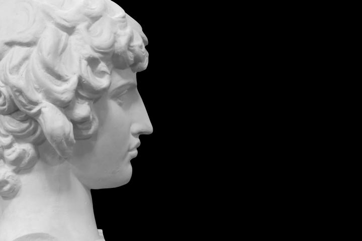 Un busto de mármol.