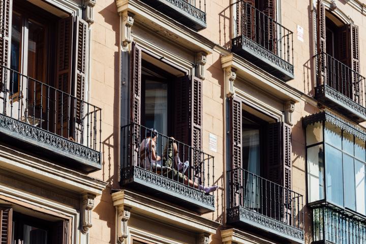 Un hombre en un balcón de un piso de Madrid