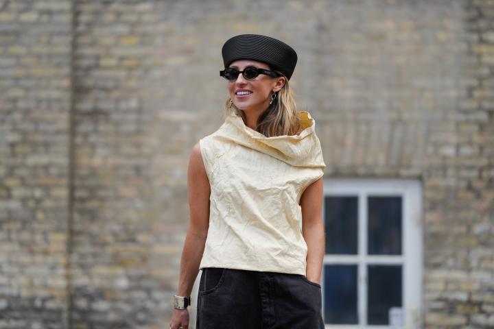Una mujer con un sombrero casquete en color negro